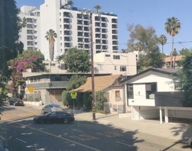 935 N San Vicente Boulevard - Photo Thumbnail 14