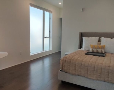 935 N San Vicente Boulevard - Photo Thumbnail 8