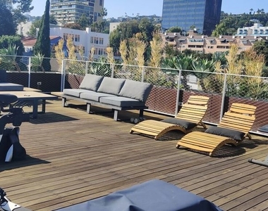 935 N San Vicente Boulevard - Photo Thumbnail 18