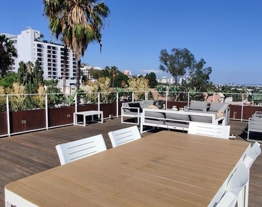 935 N San Vicente Boulevard - Photo Thumbnail 16