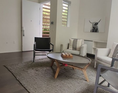 935 N San Vicente Boulevard - Photo Thumbnail 2