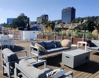 935 N San Vicente Boulevard - Photo Thumbnail 17
