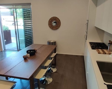 935 N San Vicente Boulevard - Photo Thumbnail 4