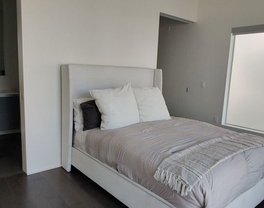 935 N San Vicente Boulevard - Photo Thumbnail 7