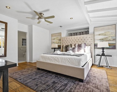 23057 Sylvan Street - Photo Thumbnail 12