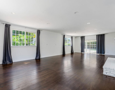 5504 Tyrone Avenue - Photo Thumbnail 3