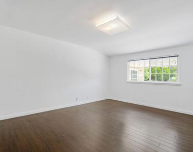 5504 Tyrone Avenue - Photo Thumbnail 6