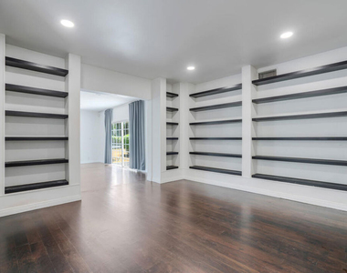 5504 Tyrone Avenue - Photo Thumbnail 2