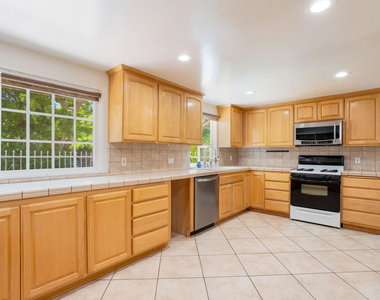 5504 Tyrone Avenue - Photo Thumbnail 4