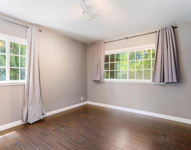 5504 Tyrone Avenue - Photo Thumbnail 7