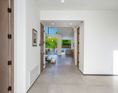 200 N Doheny Drive - Photo Thumbnail 21
