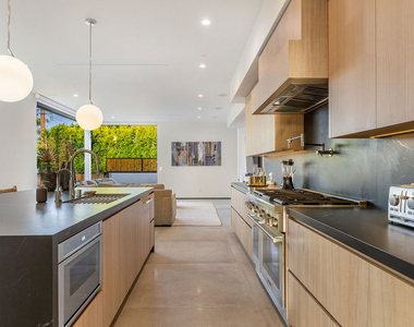 200 N Doheny Drive - Photo Thumbnail 52