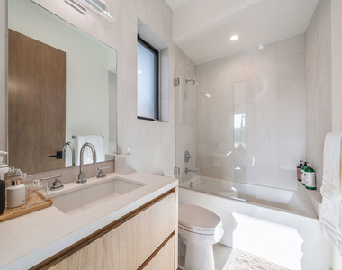 200 N Doheny Drive - Photo Thumbnail 32