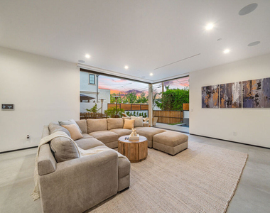 200 N Doheny Drive - Photo Thumbnail 7