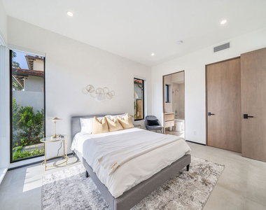 200 N Doheny Drive - Photo Thumbnail 31