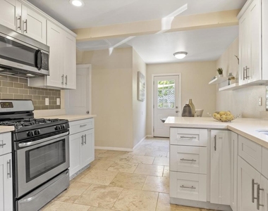 2333 Howard Ave - Photo Thumbnail 6