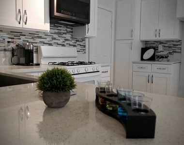 1214 S Norton Avenue - Photo Thumbnail 7