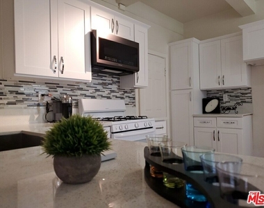 1214 S Norton Avenue - Photo Thumbnail 8