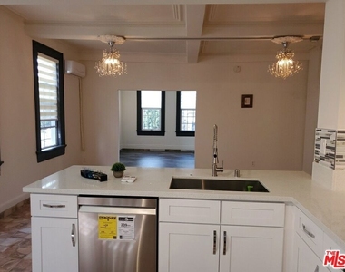 1214 S Norton Avenue - Photo Thumbnail 12