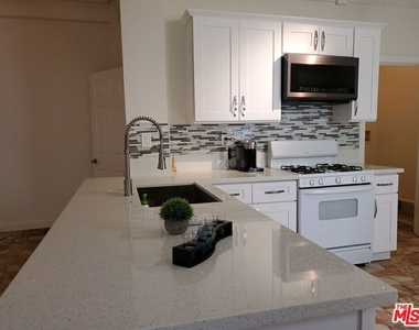 1214 S Norton Avenue - Photo Thumbnail 10