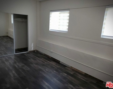 1214 S Norton Avenue - Photo Thumbnail 14