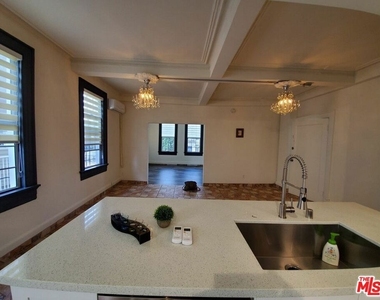 1214 S Norton Avenue - Photo Thumbnail 5