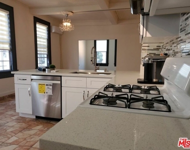 1214 S Norton Avenue - Photo Thumbnail 3