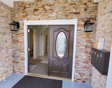 1214 S Norton Avenue - Photo Thumbnail 2