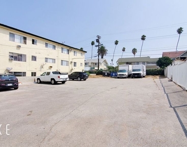 1214 S Norton Avenue - Photo Thumbnail 18
