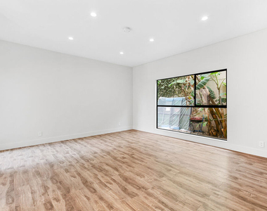 7223 Willoughby Avenue - Photo Thumbnail 3