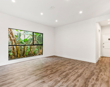 7223 Willoughby Avenue - Photo Thumbnail 6