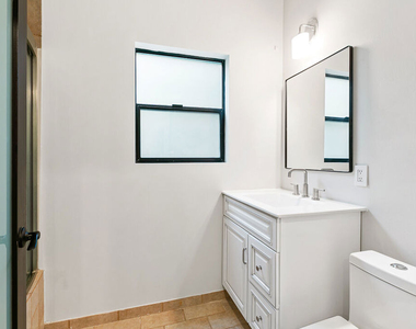 7223 Willoughby Avenue - Photo Thumbnail 11