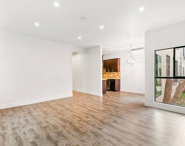 7223 Willoughby Avenue - Photo Thumbnail 5