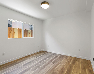 2922 Hauser Boulevard - Photo Thumbnail 8