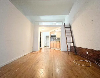 East 12th Street/ brodway - Photo Thumbnail 6