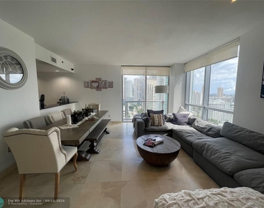 1060 Brickell Ave - Photo Thumbnail 4