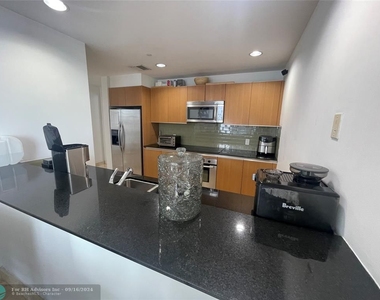 1060 Brickell Ave - Photo Thumbnail 8