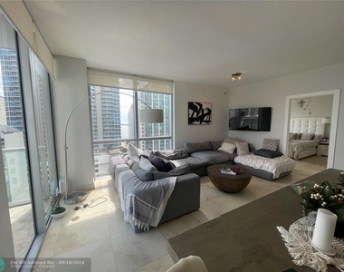 1060 Brickell Ave - Photo Thumbnail 5