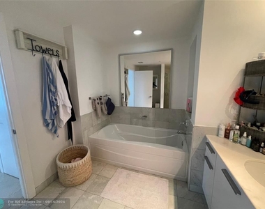 1060 Brickell Ave - Photo Thumbnail 30