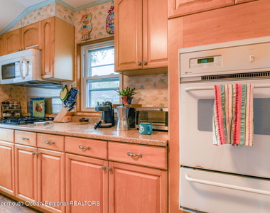 819 Dunlewy Street - Photo Thumbnail 16