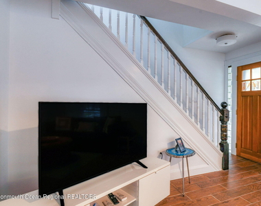 819 Dunlewy Street - Photo Thumbnail 10