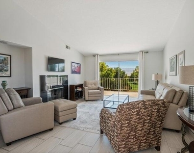272 Desert Falls Drive E - Photo Thumbnail 5