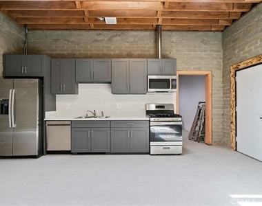 1901 S Pacific Avenue - Photo Thumbnail 2