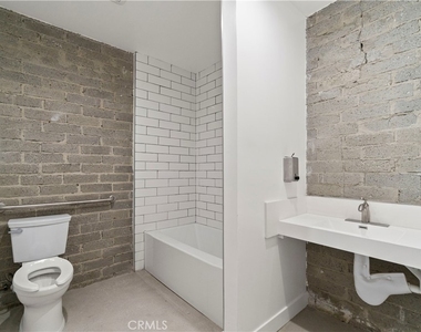 1901 S Pacific Avenue - Photo Thumbnail 4