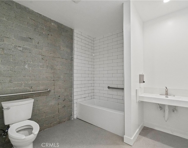 1901 S Pacific Avenue - Photo Thumbnail 4