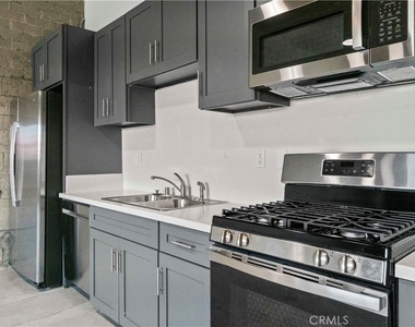 1901 S Pacific Avenue - Photo Thumbnail 2