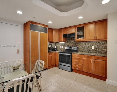 9559 Collins Ave - Photo Thumbnail 10