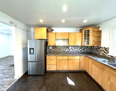 222 Roosevelt Avenue N - Photo Thumbnail 3