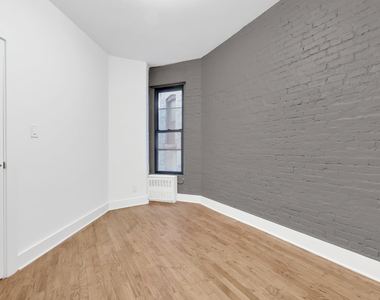 East 95th Street - Photo Thumbnail 4