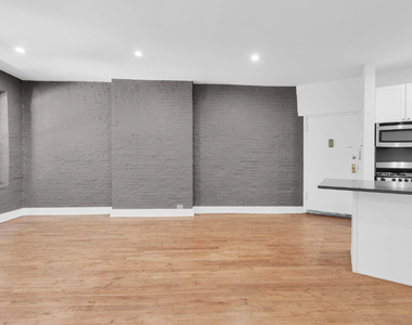 East 95th Street - Photo Thumbnail 2